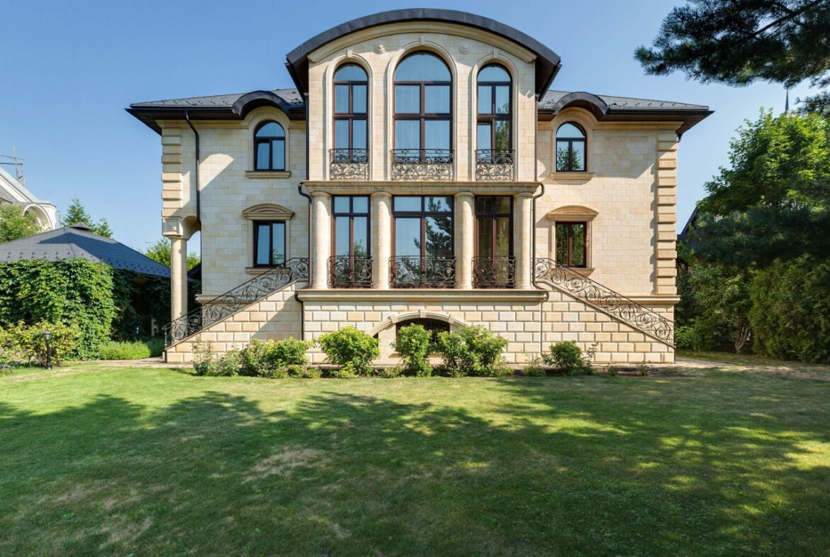 Luxurious mansion near Strogino metro station in Moscow