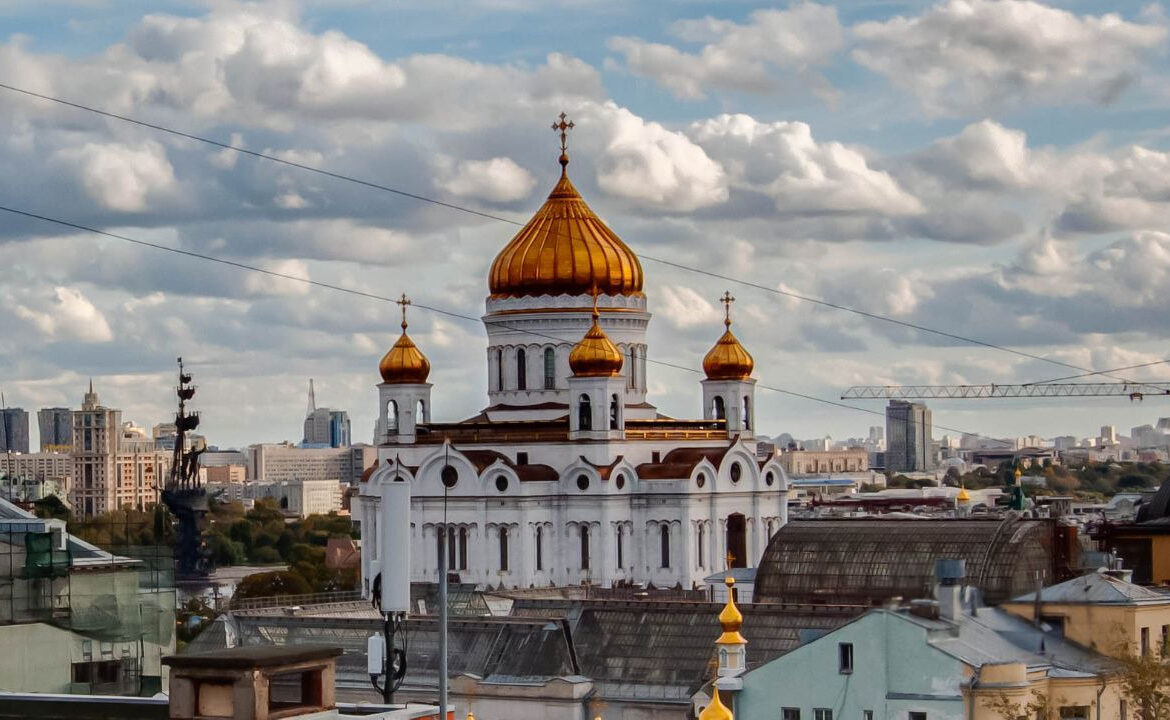 Apartment overlooking an Orthodox church near the Kremlin