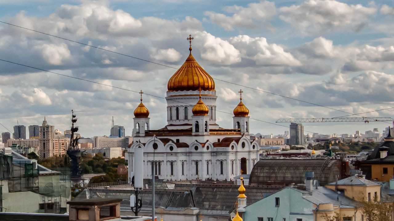 Apartment overlooking an Orthodox church near the Kremlin