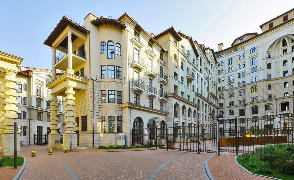 Apartment near the Mayakovskaya metro station in the "Italian quarter" building