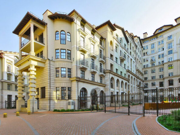Apartment near the Mayakovskaya metro station in the "Italian quarter" building