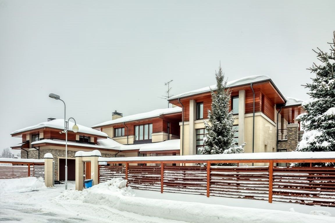 Design house in Wright style with elements of a chalet