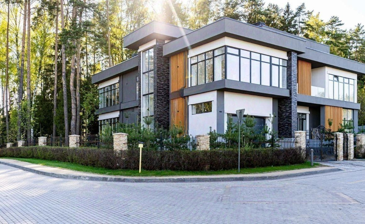 Modern house with a swimming pool in the Renaissance Park cottage community