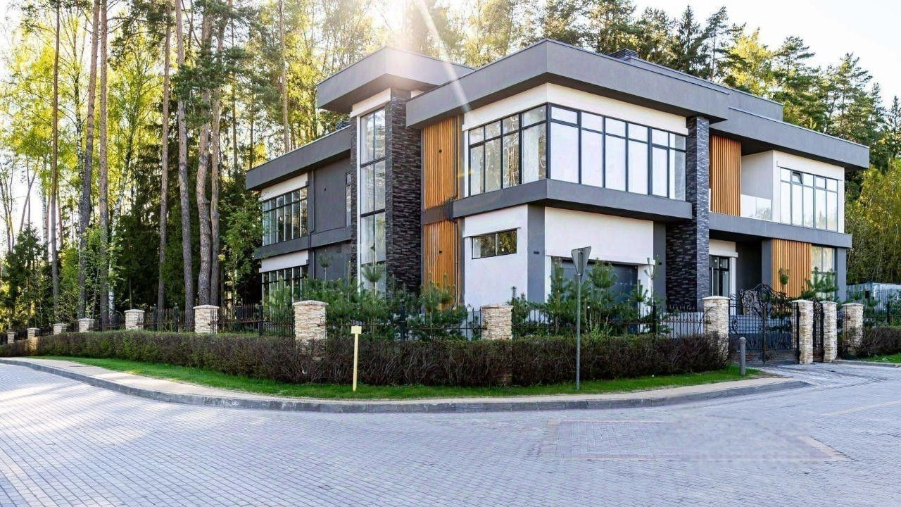 Modern house with a swimming pool in the Renaissance Park cottage community