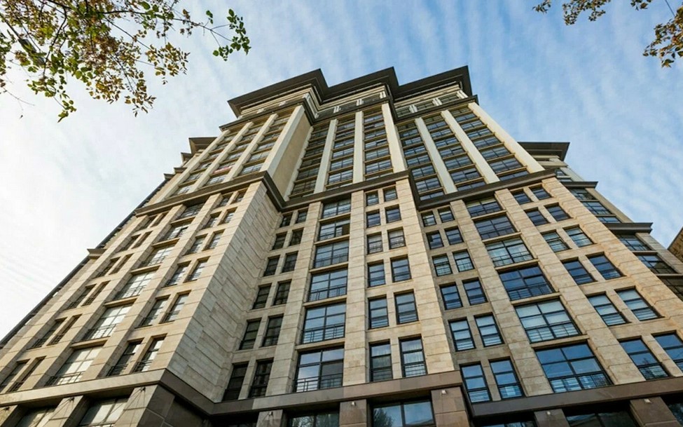 The house is located in the Dorogomilovo district of Moscow, where the main attractions of the area include Poklonnaya Hill, the Triumphal Arch, Europe Square, the Borodinsky Bridge, as well as the Borodino Battle Panorama Museum