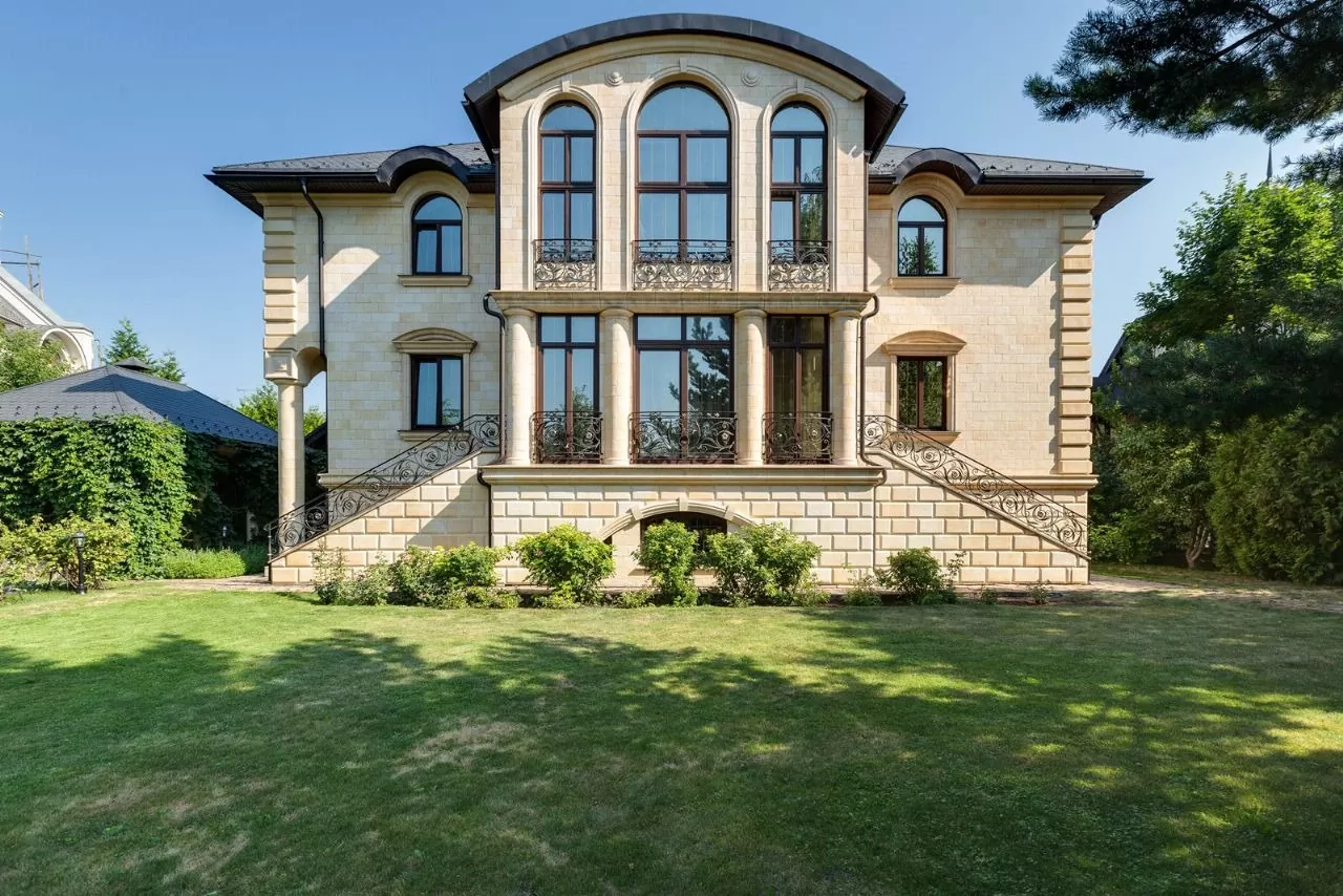 Luxurious mansion near Strogino metro station in Moscow