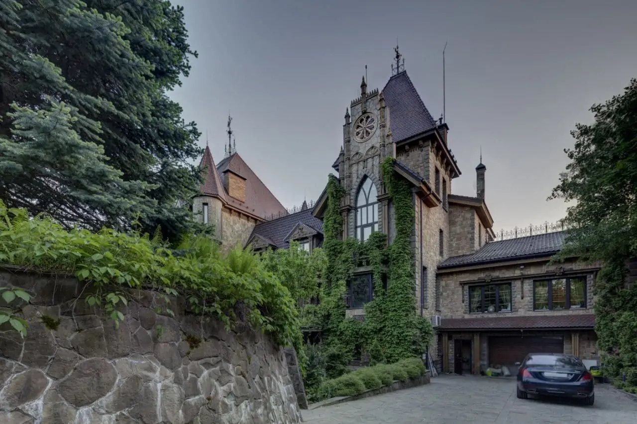 Mansion on the Minskoe highway 5 km from the Moscow Ring Road in the village of Moskvoretsky Forest Park