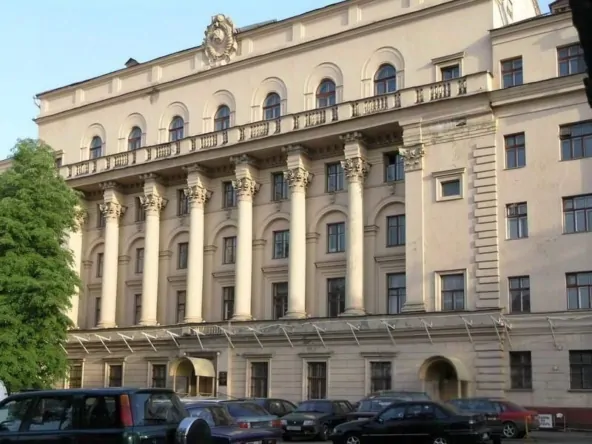 On the square of three railway stations in Moscow this business center built in 1940